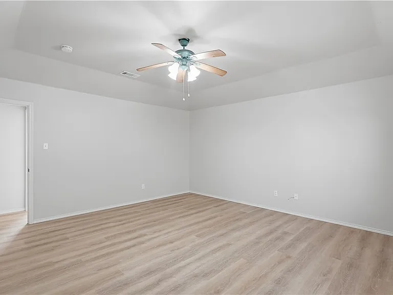 821 Benning — Photo 18