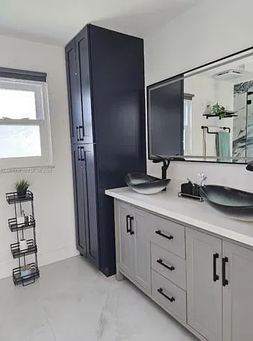 3 bed, 2.0 bath, $4,350 — Photo 2
