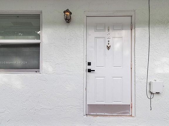 5th image of 880 SE 12th St