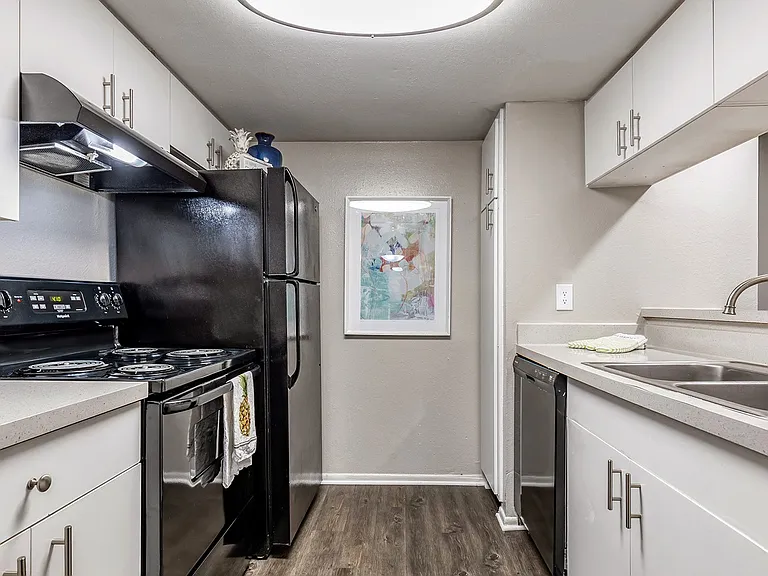 L'Estancia Apartment Homes — Photo 9
