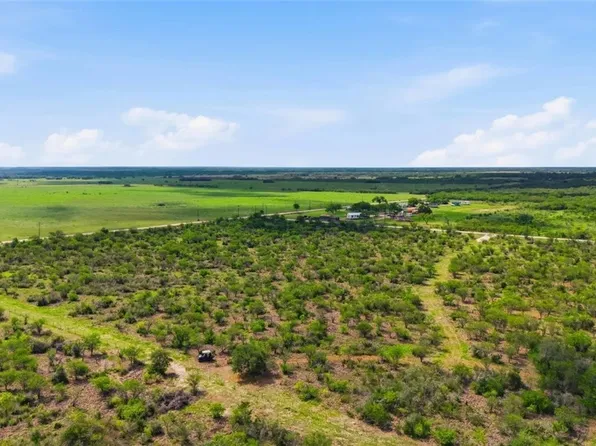62 Machicek Rd #D, Goliad, TX 77963