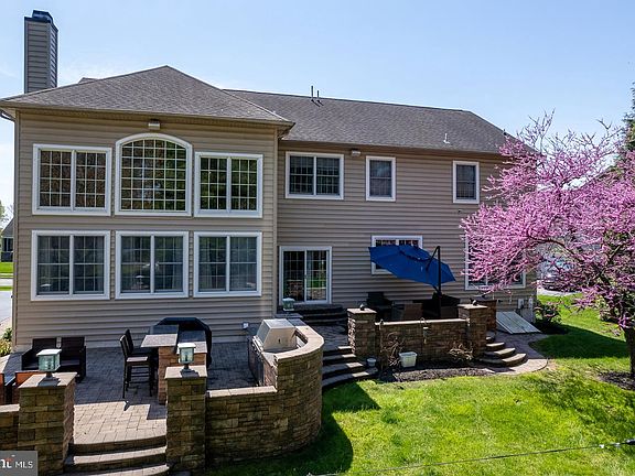 5th image of 611 Parkman Ct