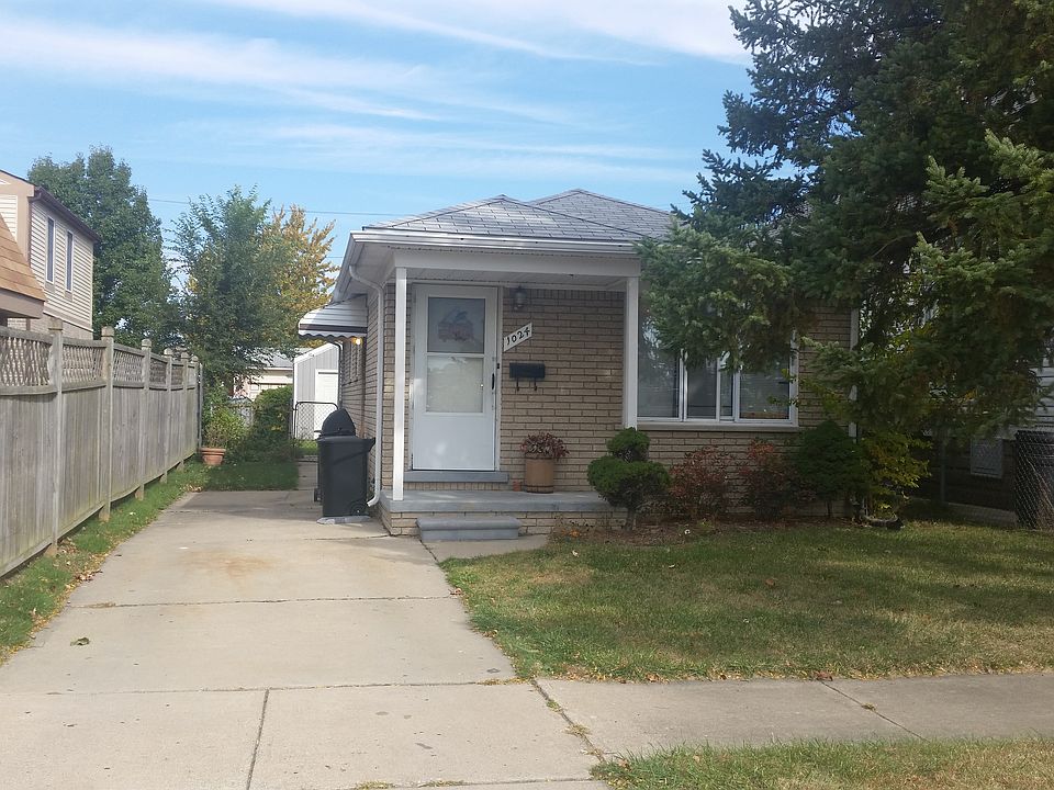 1st image of 1024 Adelaide St