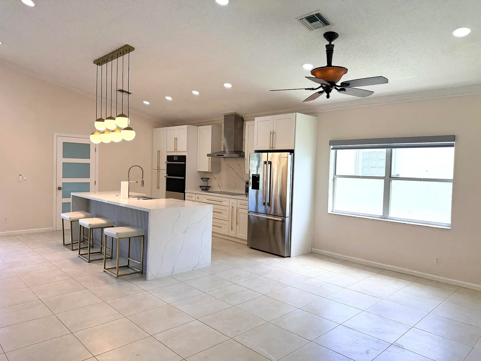 3 bed, 2.0 bath, 1814 sqft, $4,200 — Photo 3