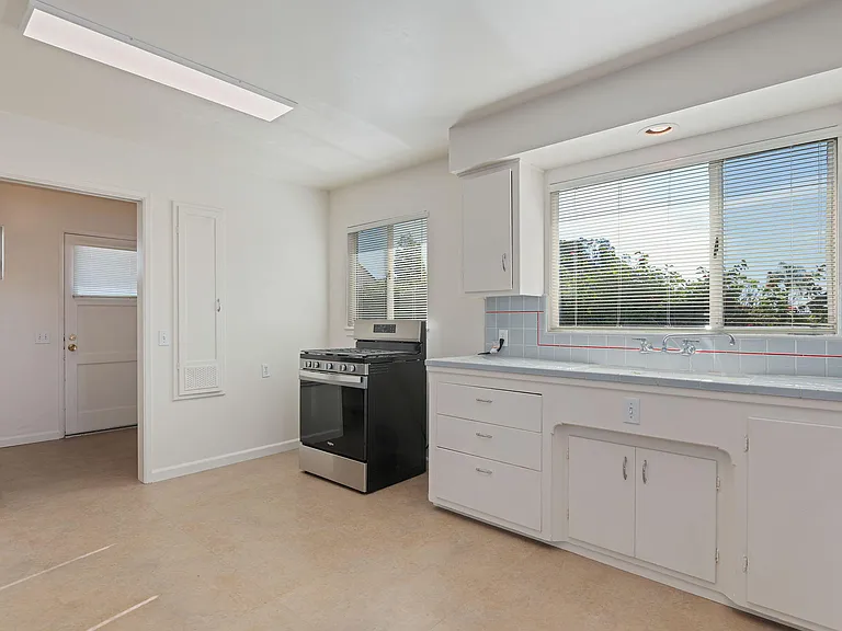 2120 State St — Photo 9