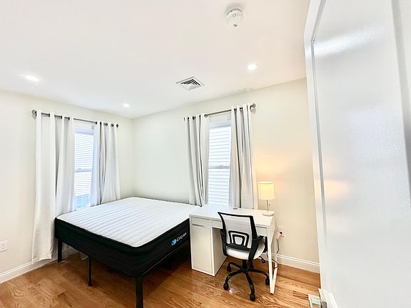 3rd image of 11 Burrell St #2