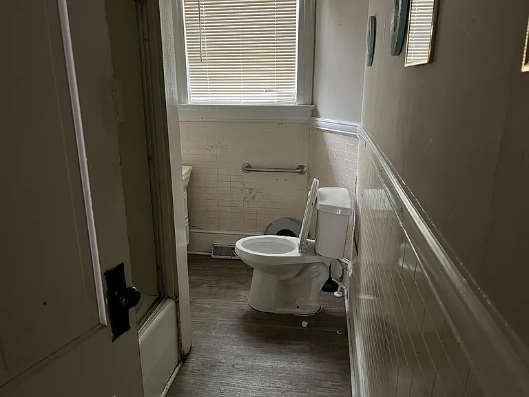 212 E Capitola Ave — Photo 2