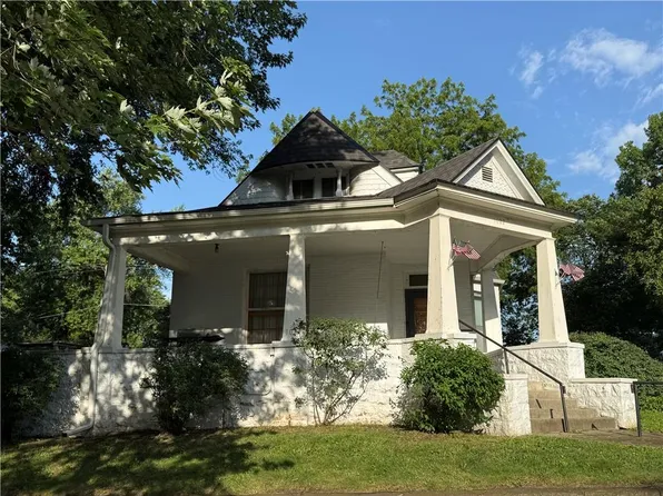 1027 N 4th St, Atchison, KS 66002