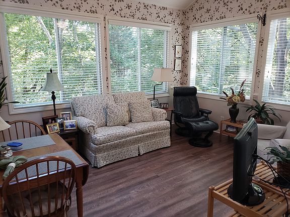3rd image of 6011 Leeson Ln