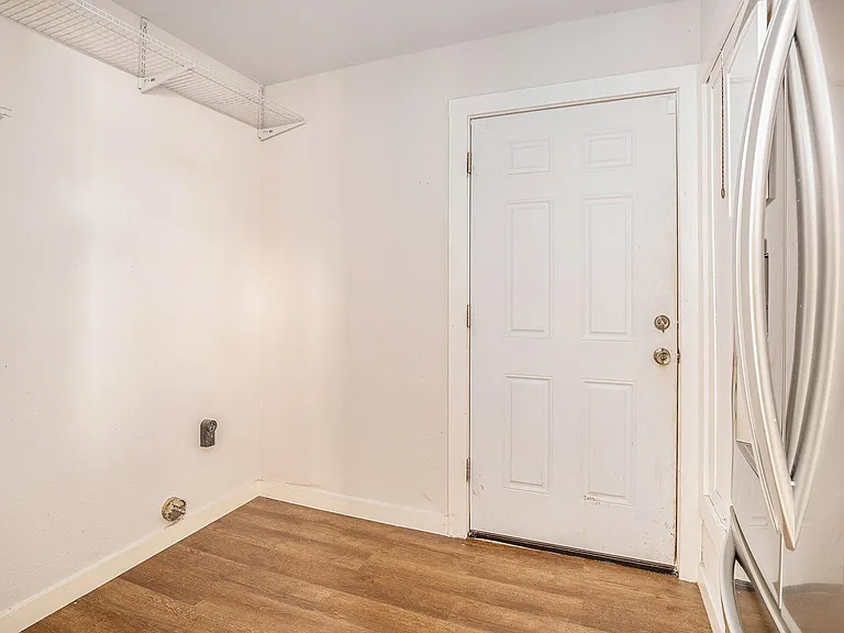 202 Beatrice St — Photo 8
