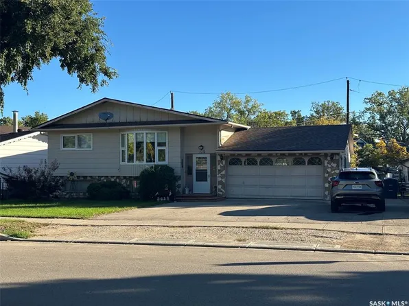105 EMPIRE ROAD, Assiniboia, SK S0H 0B0