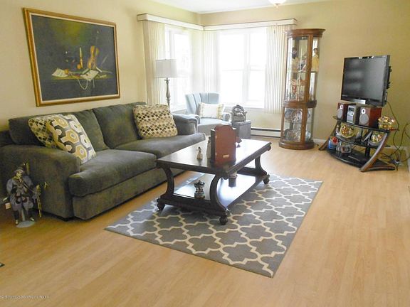 4th image of 440 E Dartmoor Way