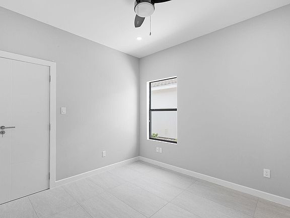 3rd image of 2000 Summerland Ln #4