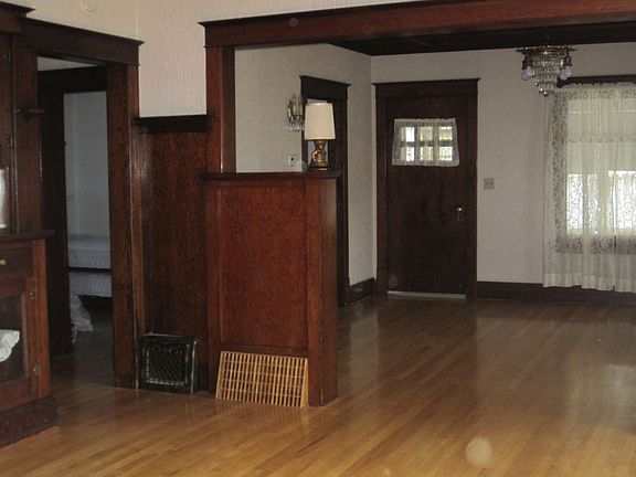 3rd image of 819 Woodbury St