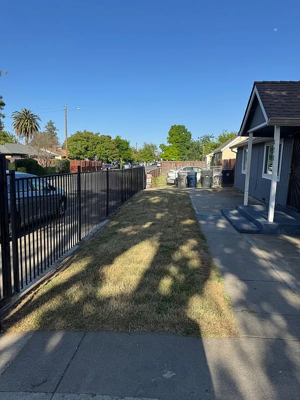 3 bed, 1.0 bath, 1015 sqft, $2,200 — Photo 2