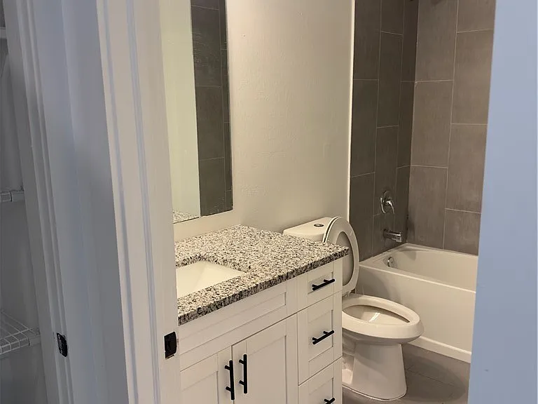 1530 Gilbert Ave S — Photo 8