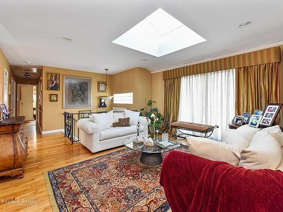 4th image of 26 Richard Ct