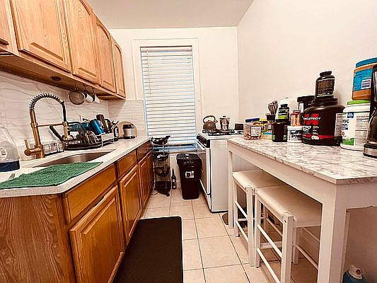 4th image of 2135 27th St APT A2