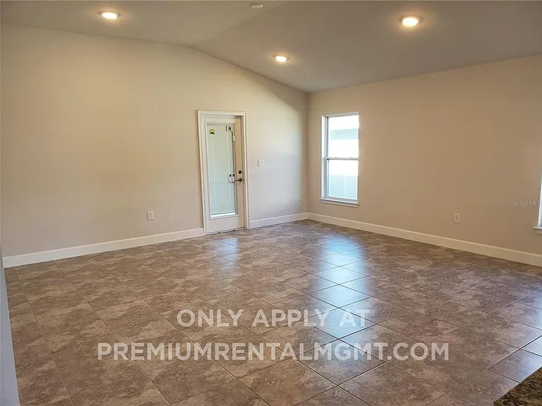 1138 Berry Ln — Photo 4