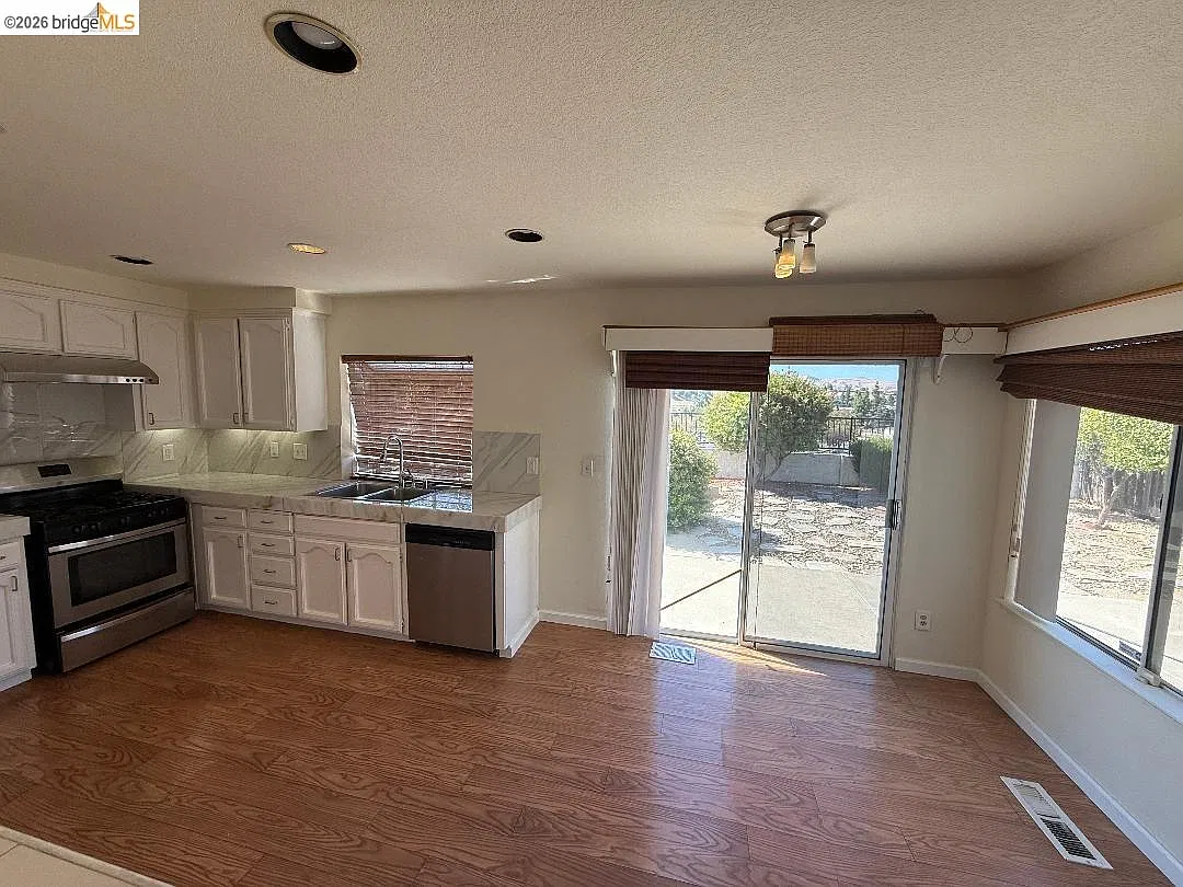 4 bed, 3.0 bath, 2181 sqft, $3,600 — Photo 3