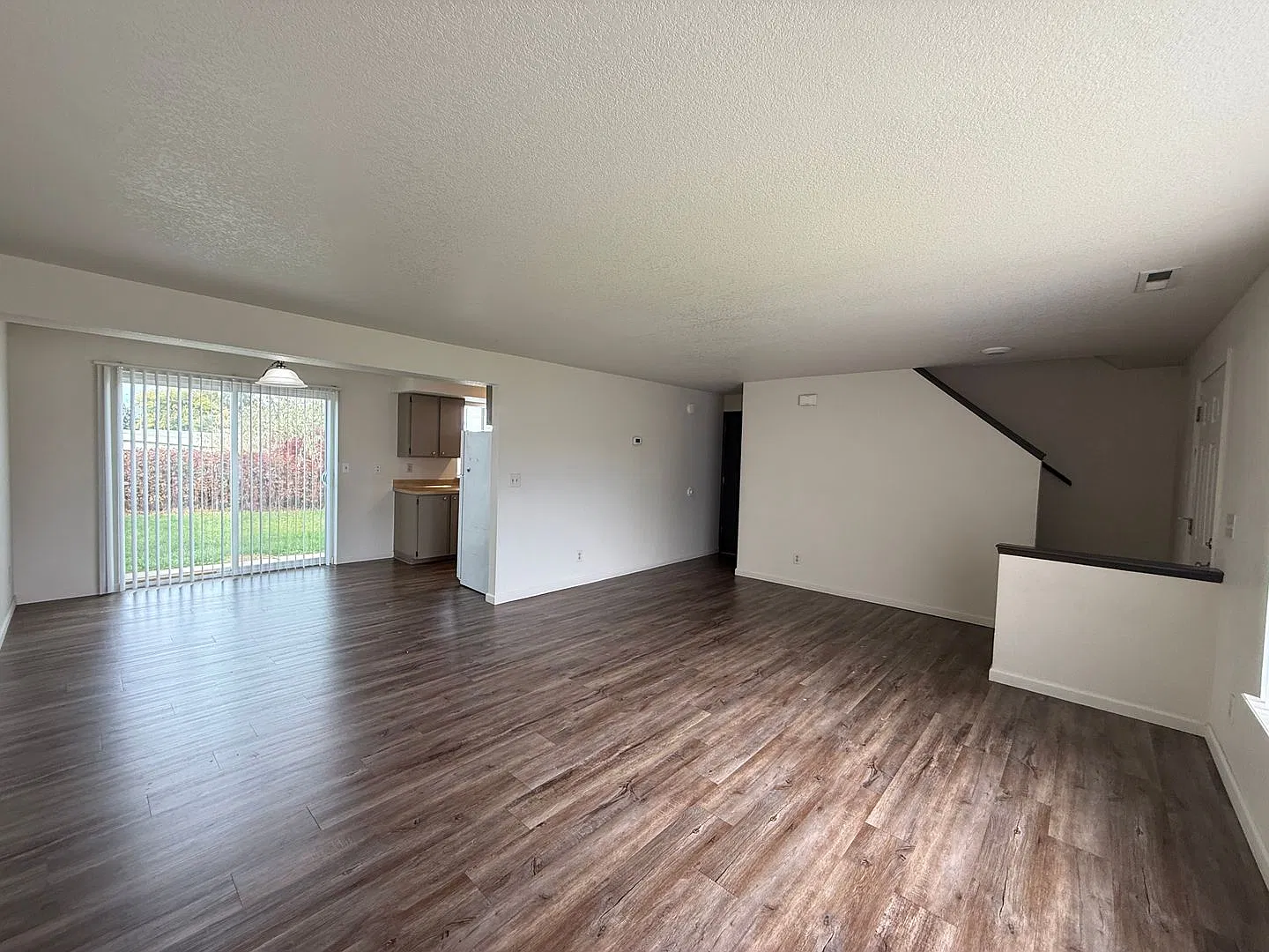 3 bedroom 1.5 Bath with large low maintenance backyard — Photo 4