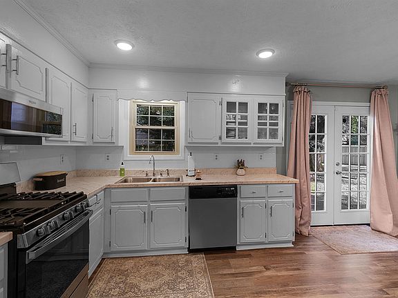 4th image of 84 Lawnwood Dr