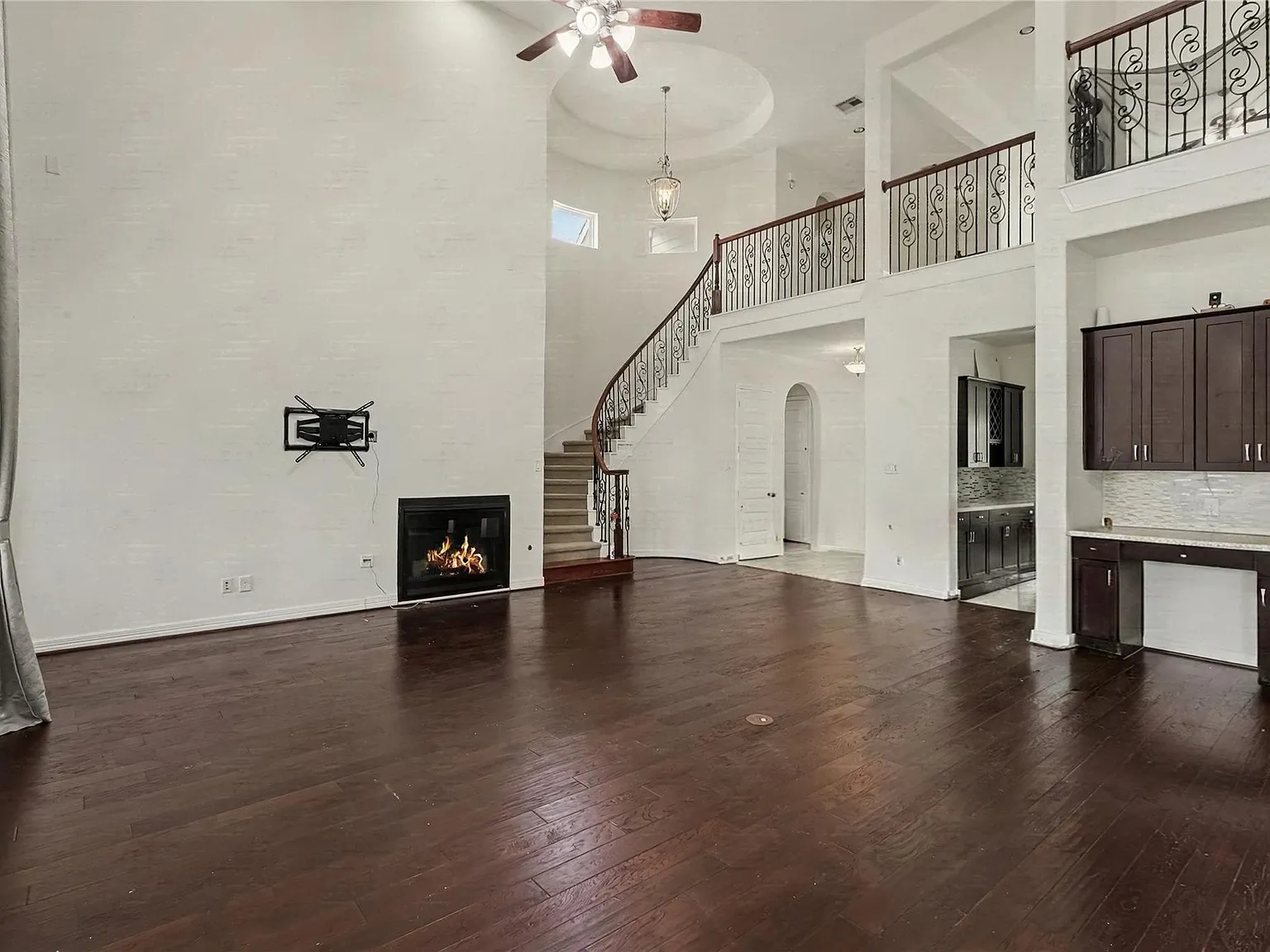 4 bed, 3.5 bath, 4529 sqft, $5,000 — Photo 3