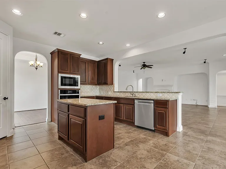 142 Goodwater Ct — Photo 11