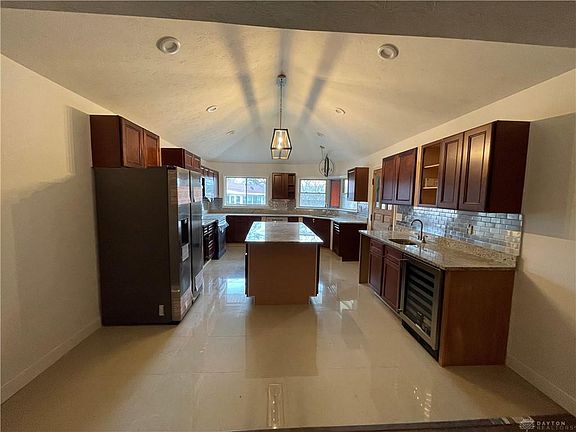 3rd image of 1430 Earlham Dr