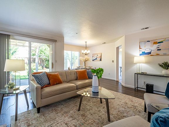 5th image of 327 La Vela Ct