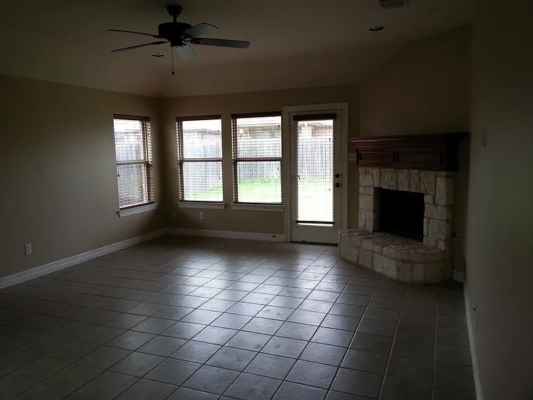 1525 Rosson Rd — Photo 6