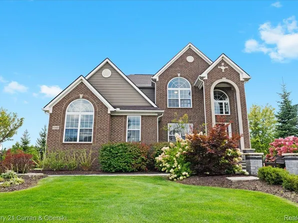 51693 Turnburry Dr, South Lyon, MI 48178