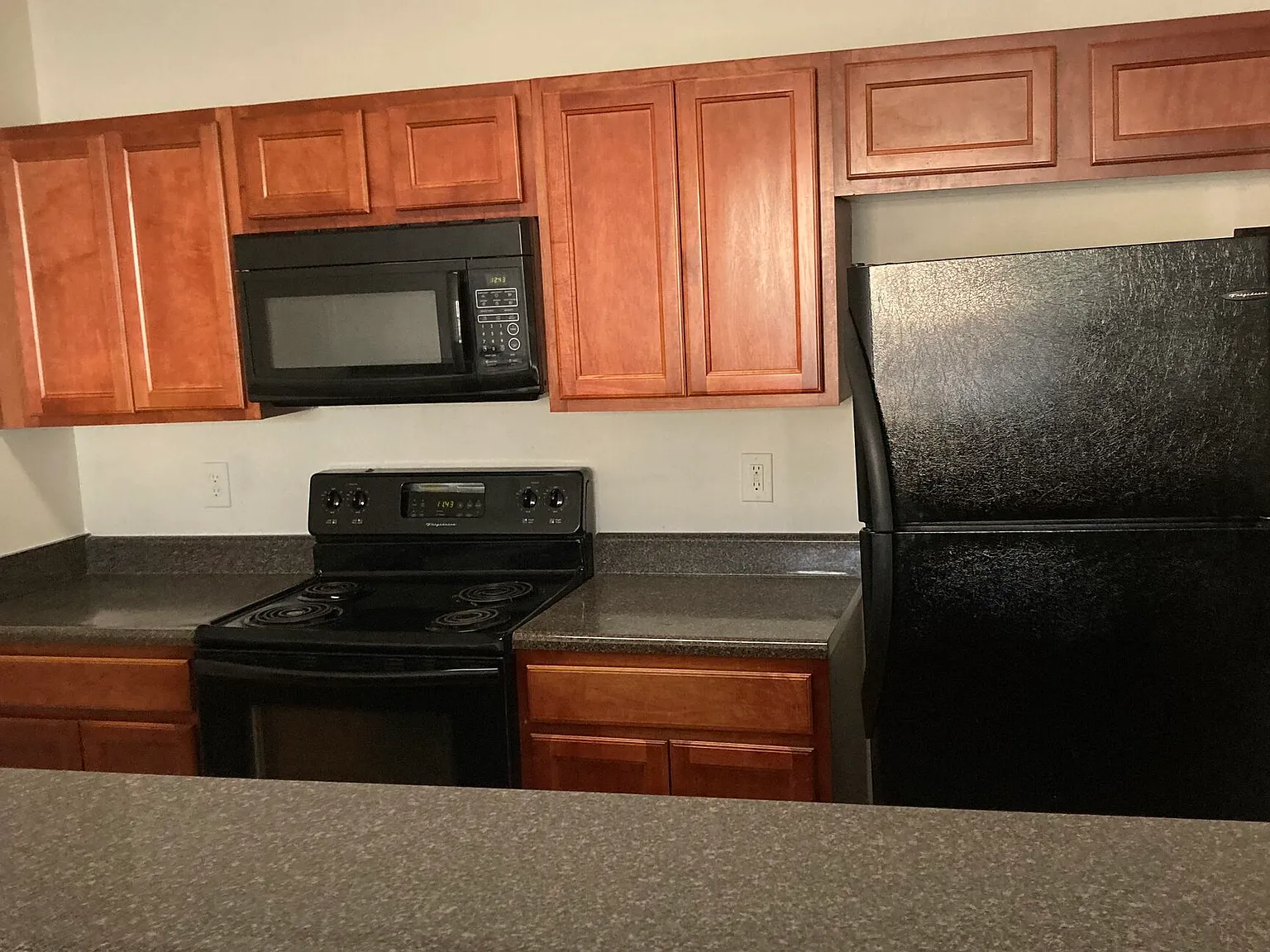 3 bed, 2.5 bath, 1892 sqft, $1,700 — Photo 2