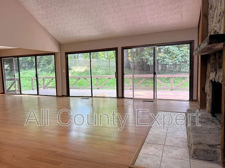 1302 Colony Dr — Photo 10