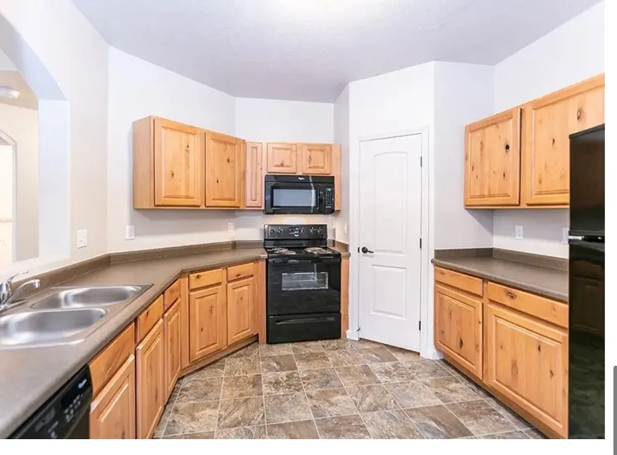 2 bed, 1200 sqft, $1,608 — Photo 3