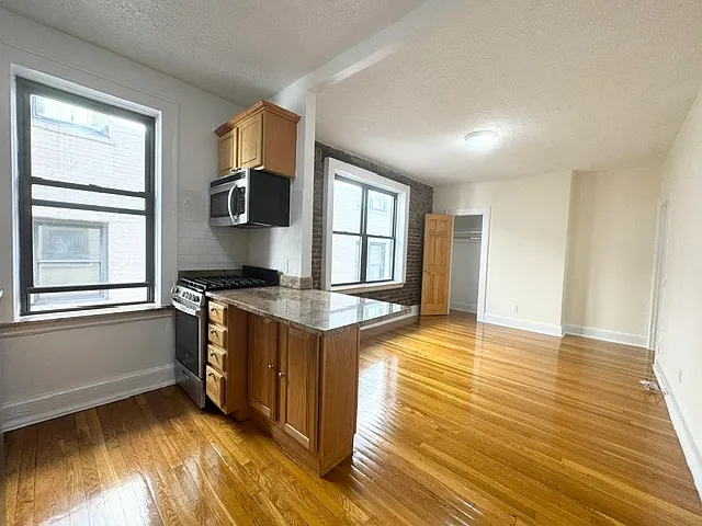 21-36 Crescent St #C6 — Photo 4