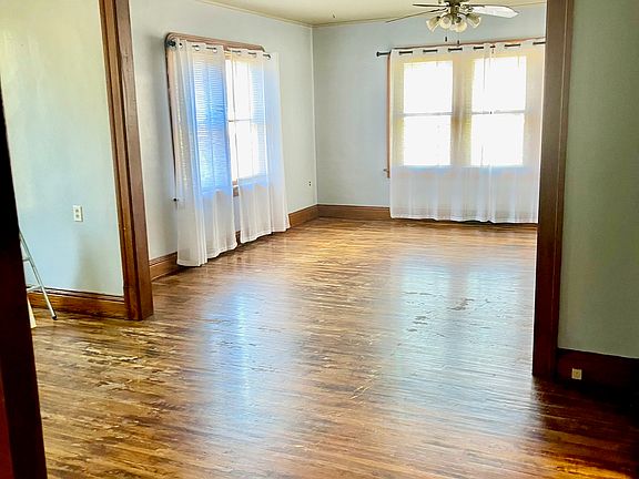 High Ceilings / Wood Floors / Large rooms