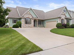 1724 Highlandview Dr, West Bend, WI 53095