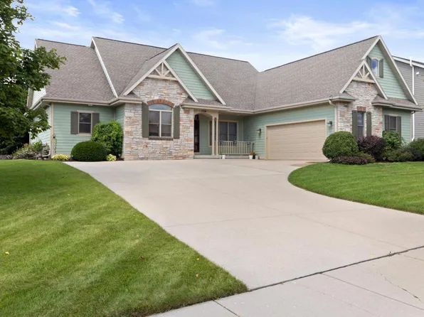 1724 Highlandview DRIVE, West Bend, WI 53095