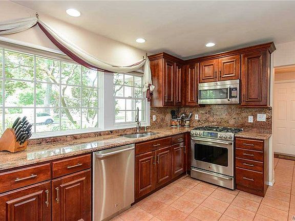 3rd image of 25 Lynwood Dr