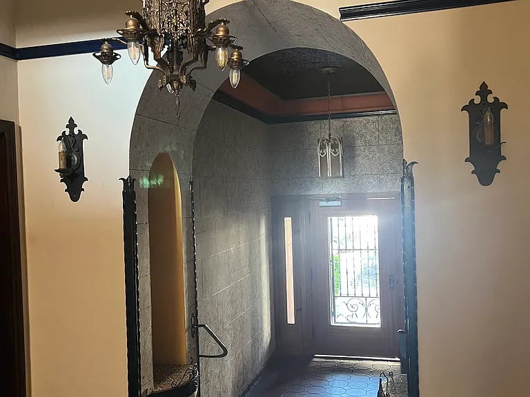 420 S Detroit St #8 — Photo 3