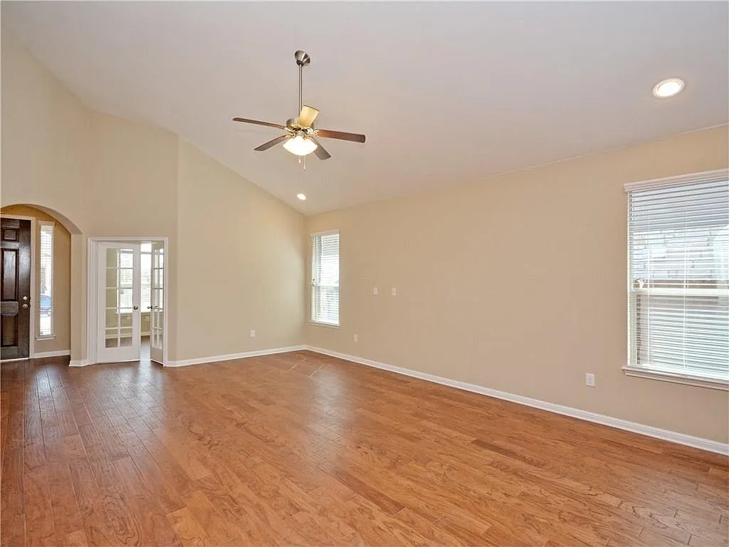 3 bed, 2.0 bath, 1962 sqft, $2,250 — Photo 4