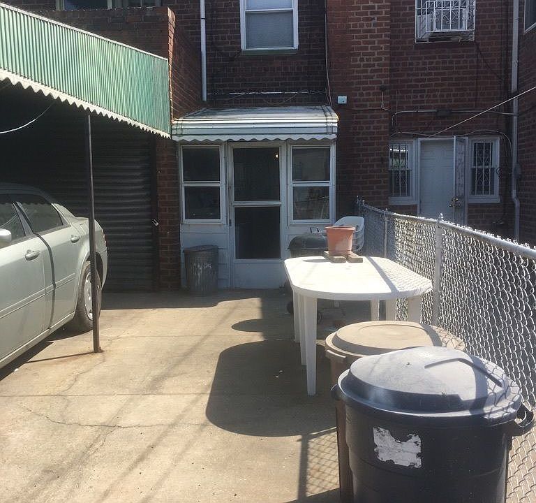 2nd image of 92 E 46th St