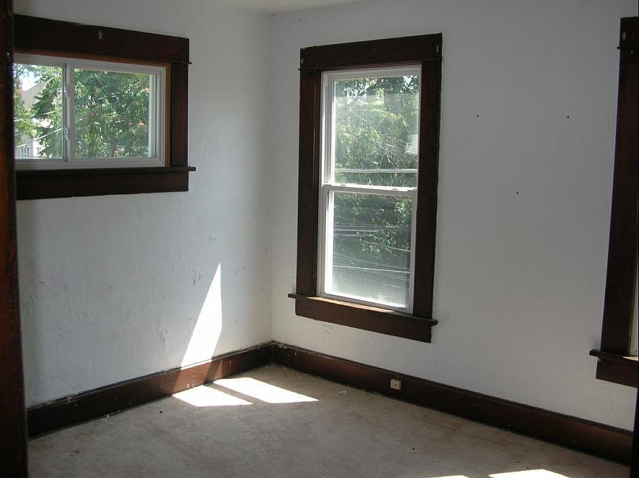 2nd image of 1586 Indianola Ave