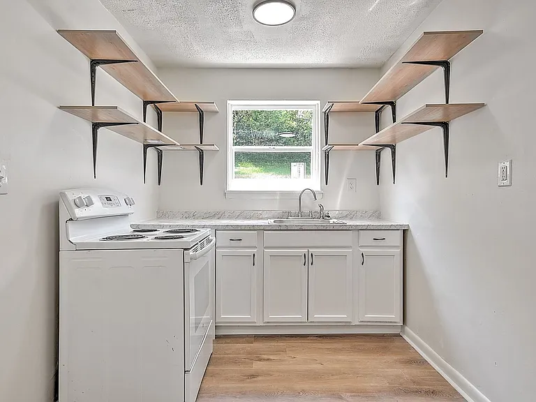 716 W G St — Photo 5