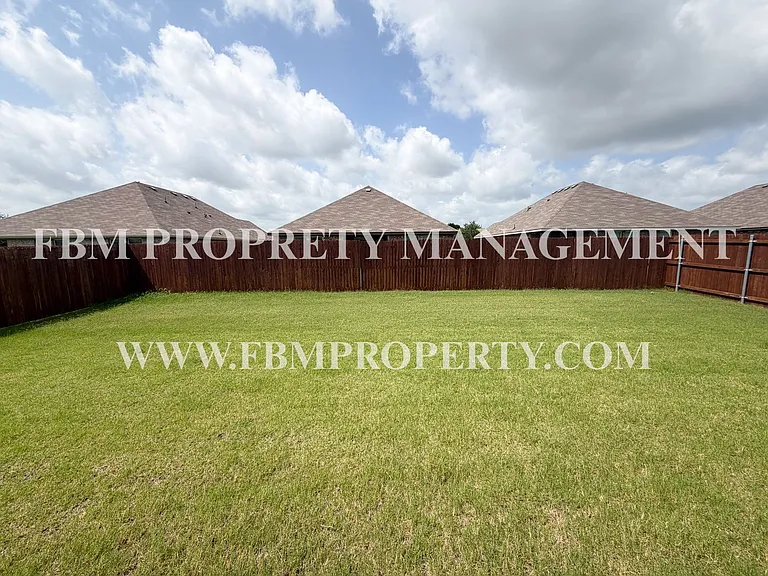 329 Thoroughbred St — Photo 21