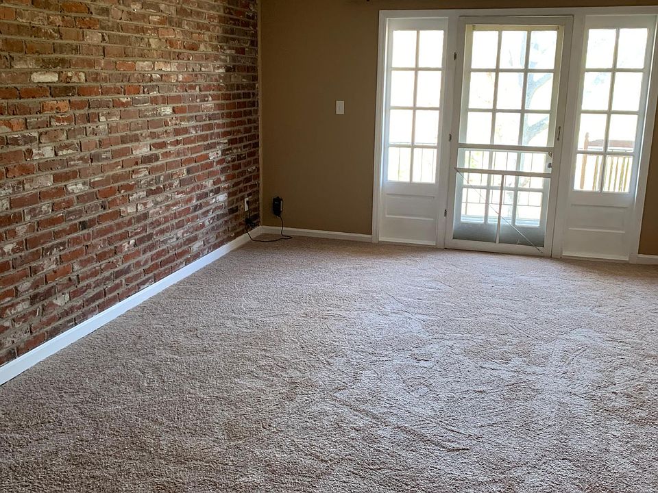 Large Living room Dining Room. New carpet installed in March 2021