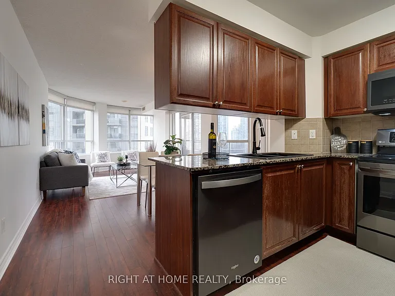 310 Burnhamthorpe Rd W #1713 — Photo 26