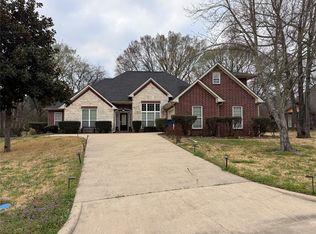 910 Holly Hill Ln, Mount Pleasant, TX 75455