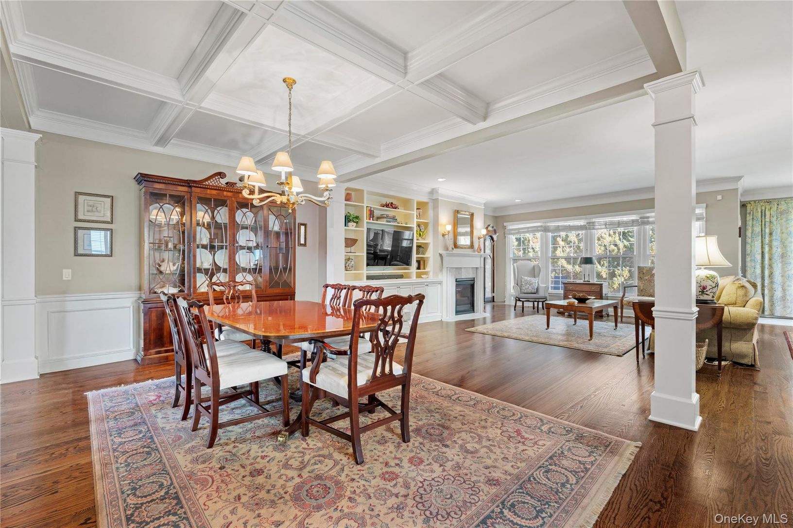  High ceilings- Open Layout